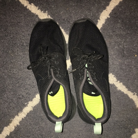 Nike Shoes - Nike Roshe Run sneakers